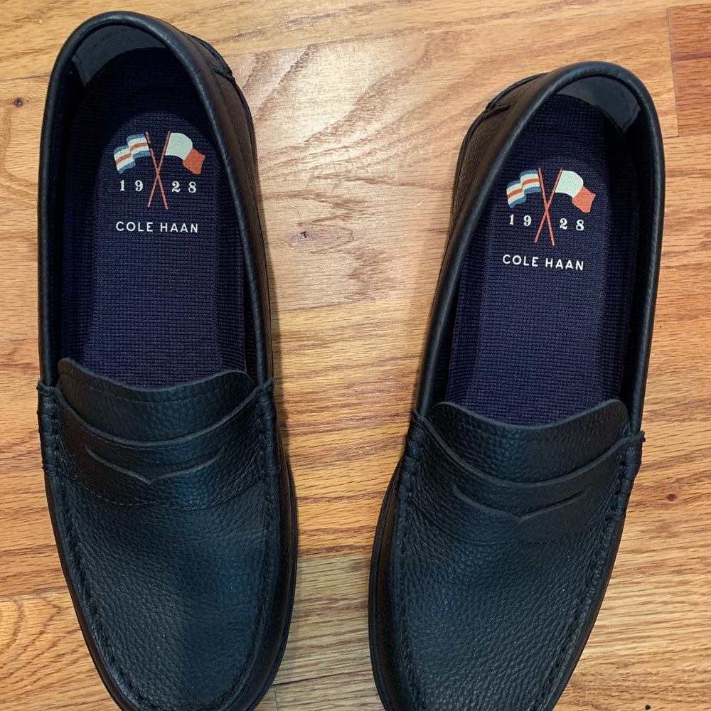 Size 9 men’s Cole haan shoes. Worn twice - Picture 2 of 3